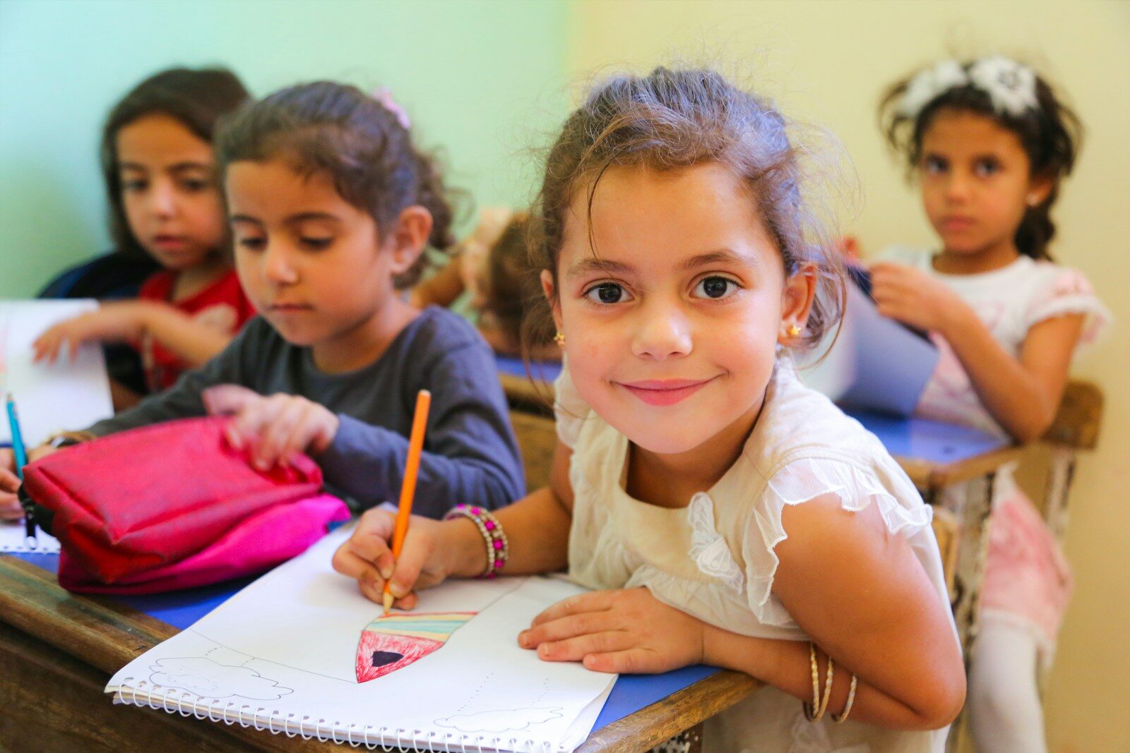 Un groupe de jeunes enfants assis à un bureau